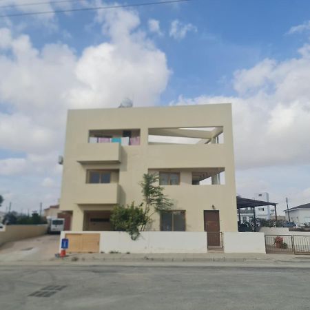 Ferienwohnung Top Floor 1 Bdrm Aprtrmnt Dromolaxia Exterior foto