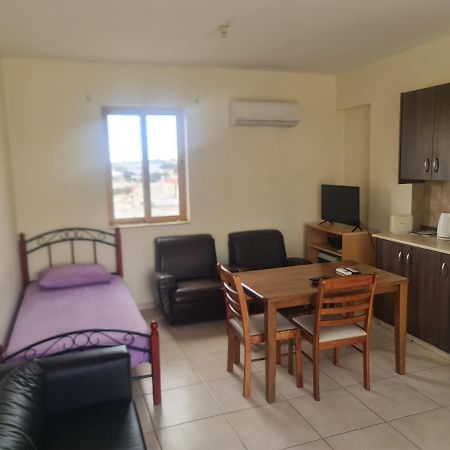 Ferienwohnung Top Floor 1 Bdrm Aprtrmnt Dromolaxia Exterior foto