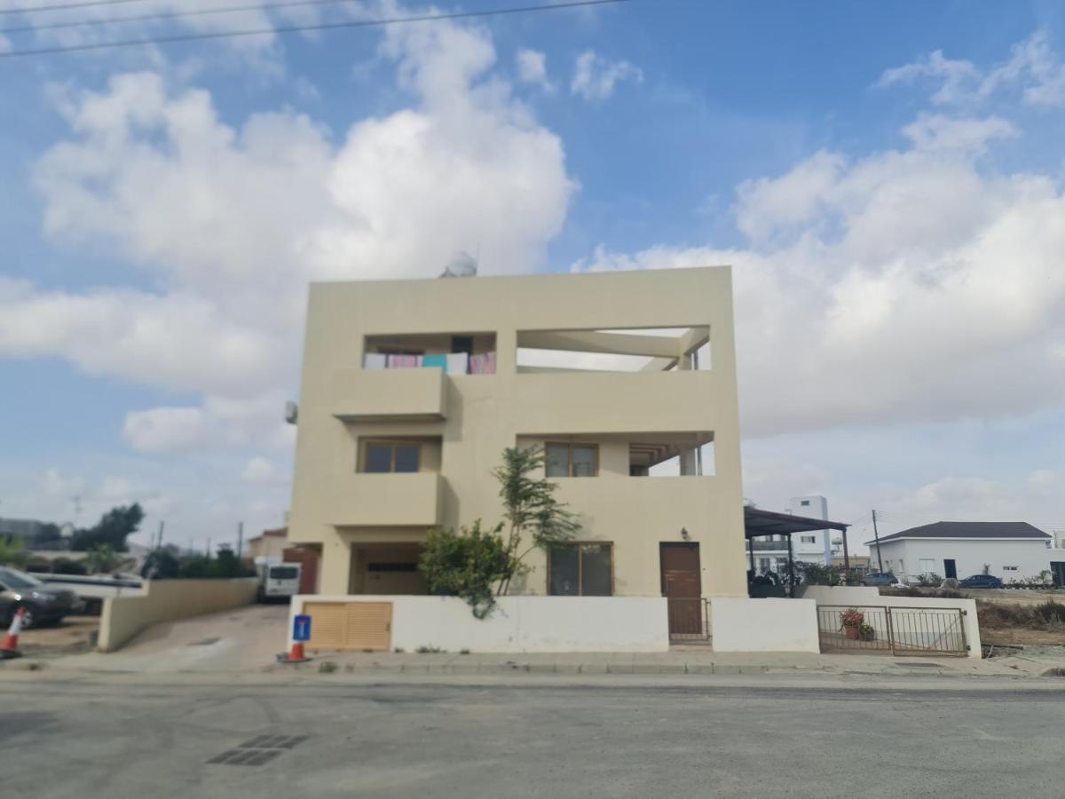 Ferienwohnung Top Floor 1 Bdrm Aprtrmnt Dromolaxia Exterior foto