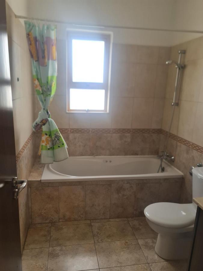 Ferienwohnung Top Floor 1 Bdrm Aprtrmnt Dromolaxia Exterior foto