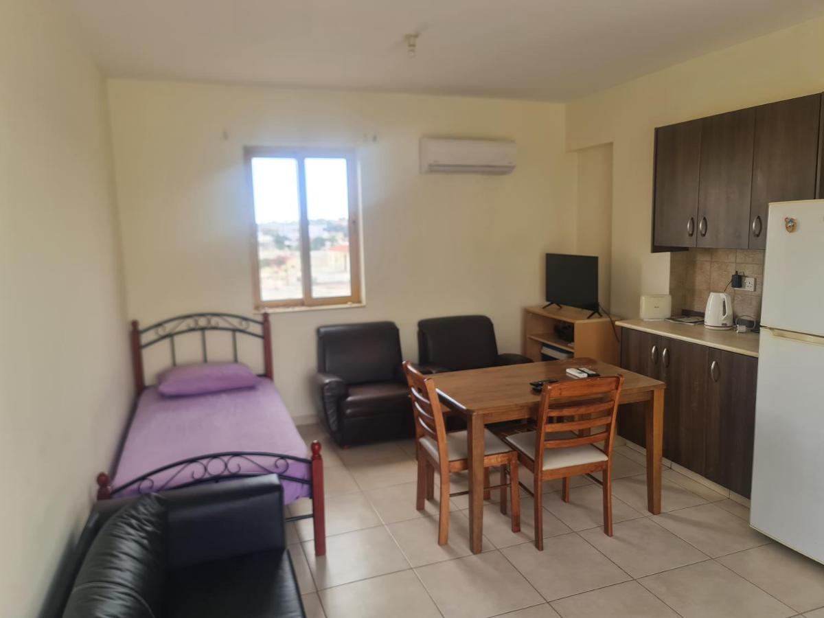 Ferienwohnung Top Floor 1 Bdrm Aprtrmnt Dromolaxia Exterior foto