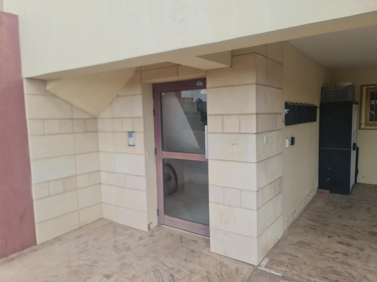 Ferienwohnung Top Floor 1 Bdrm Aprtrmnt Dromolaxia Exterior foto