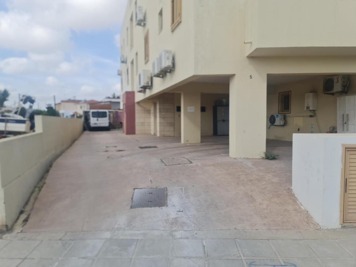 Ferienwohnung Top Floor 1 Bdrm Aprtrmnt Dromolaxia Exterior foto