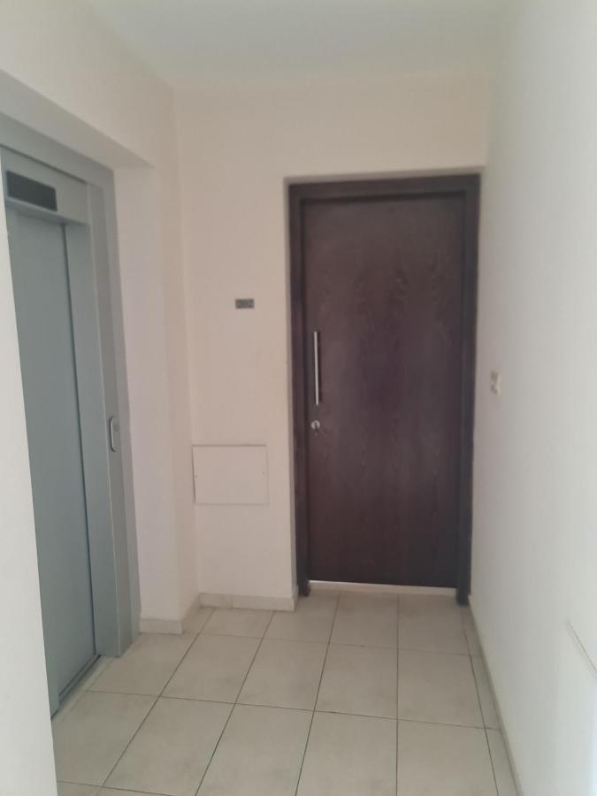 Ferienwohnung Top Floor 1 Bdrm Aprtrmnt Dromolaxia Exterior foto