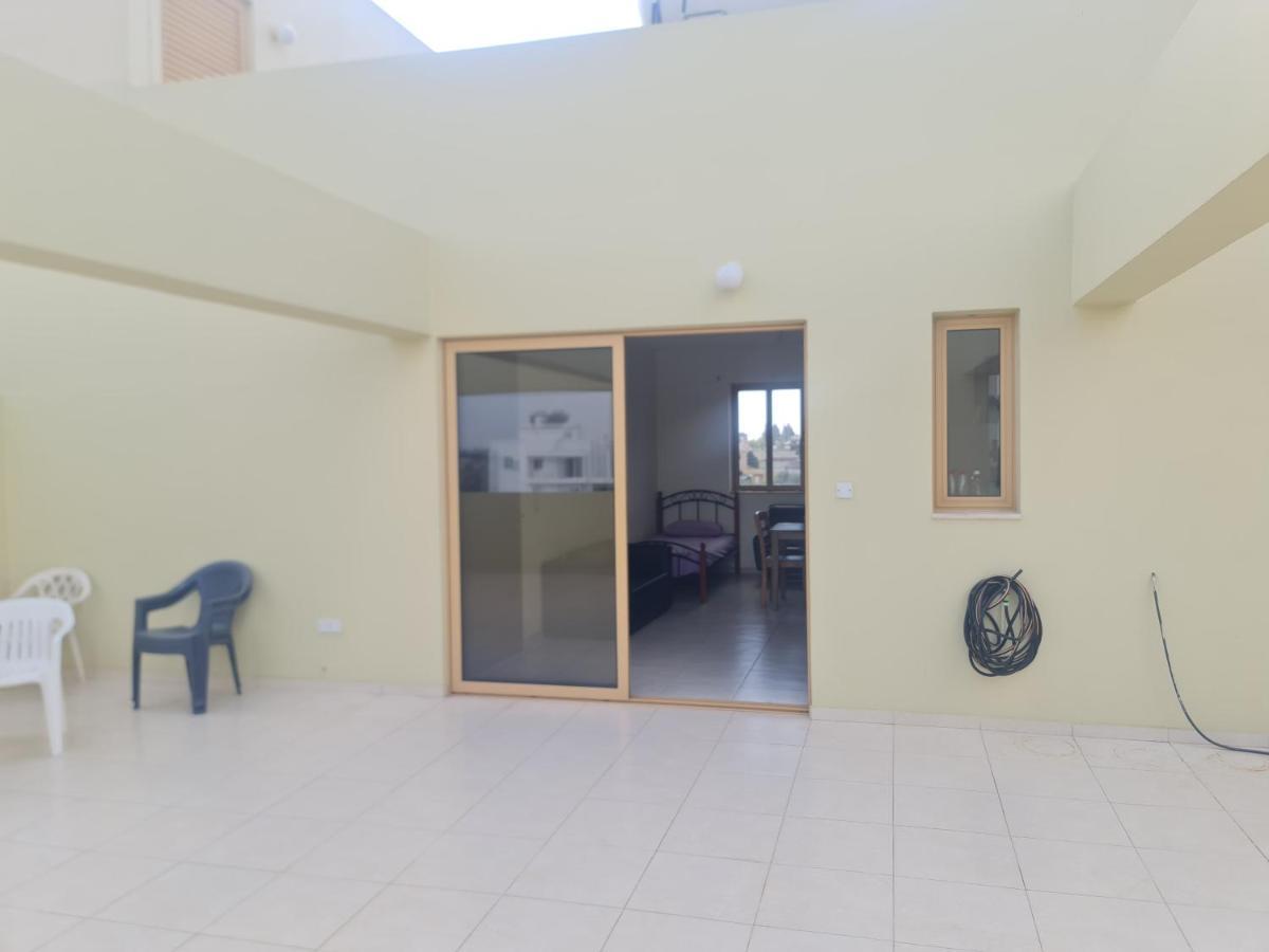 Ferienwohnung Top Floor 1 Bdrm Aprtrmnt Dromolaxia Exterior foto